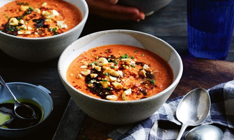 Vegan creamy tomato and chilli soup