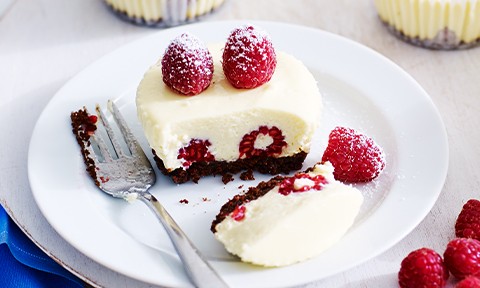 Mini raspberry and white chocolate cheesecakes