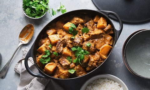 Slow cooker beef and potato curry
