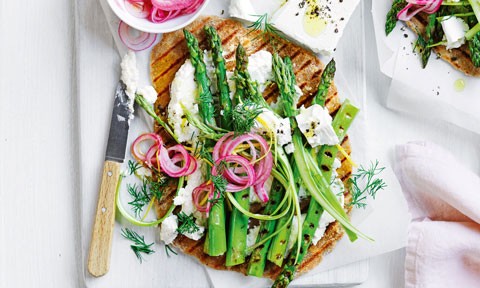 Flatbread with asparagus and pickled onion on top