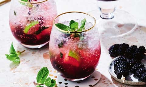 Blackberry and lime mojitos