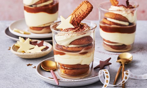 caramel cheesecake cups in glass cups with biscuits and stars to decorate