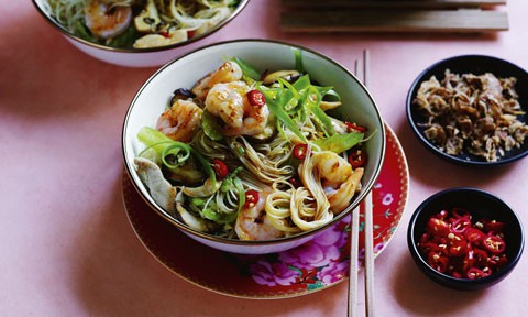 Longevity noodles with chicken and prawns 