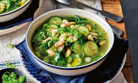 Quick green soup with beans