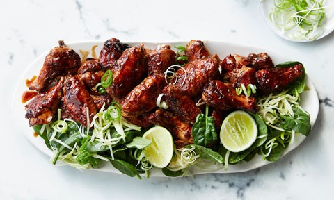 Sticky wings with spinach, lime and apple salad