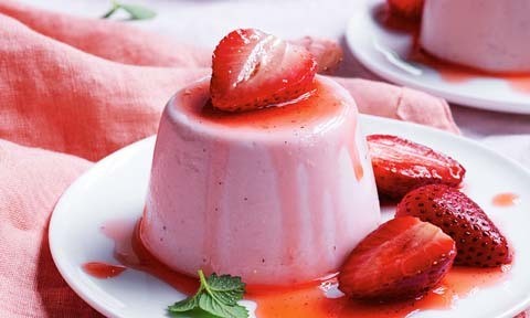 Strawberry panna cotta with roasted strawberries