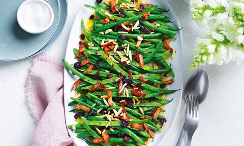 Trimmed green beans with chopped bacon and almonds