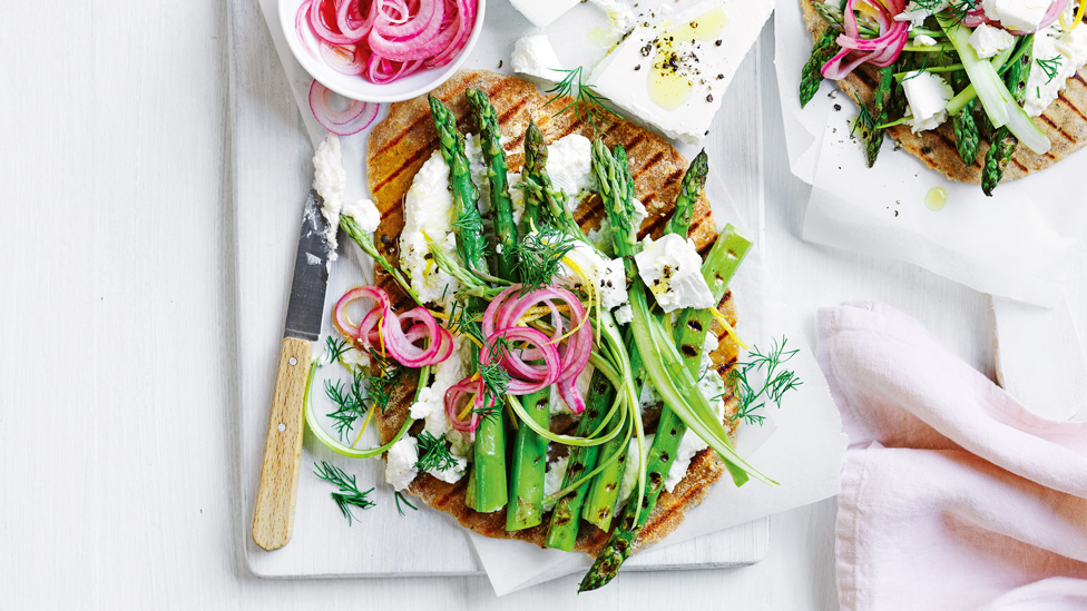 Flatbread with asparagus on top with pickled onions and fetta cheese