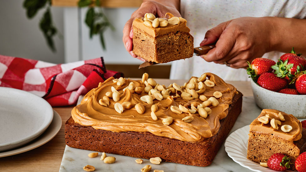 Caramel mud cake