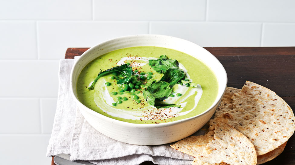 Broccoli and pea green curry soup 