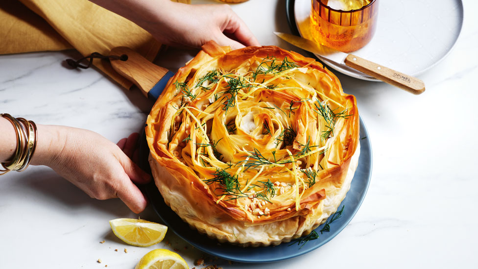 Cheesy cauliflower and leek tart