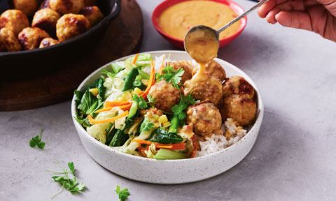 Chicken satay meatballs with veggies and rice 