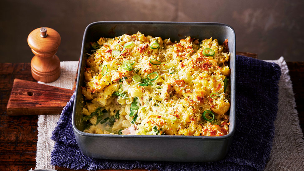 Creamy tuna and veggie pasta bake