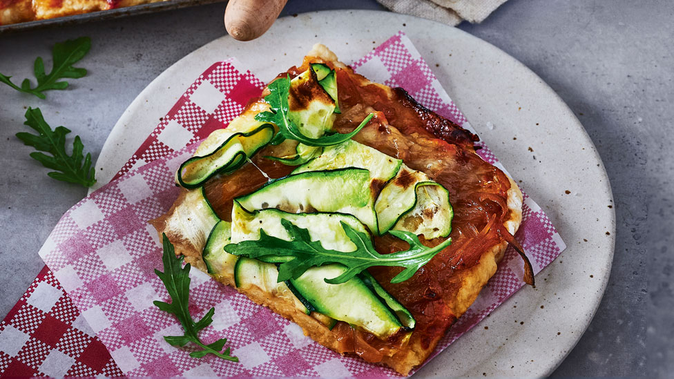 gluten free zucchini and caramelised onion pizza