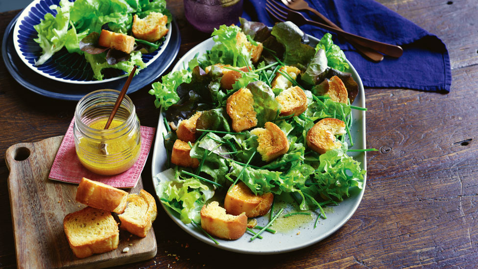 Green salad with garlic bread croutons