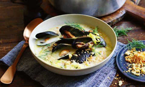 Creamy mussel soup with garlic crumb