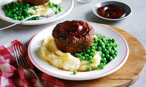 Mini meatloaves with mash and peas
