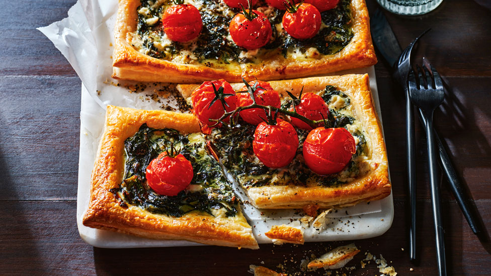 Spanakopita puff pastry tarts