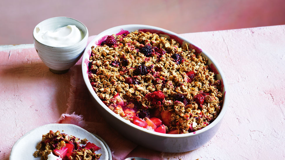 Apple and berry crumble
