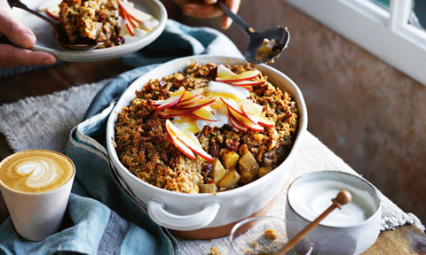 Baked cinnamon oats with apples, sultanas and walnuts