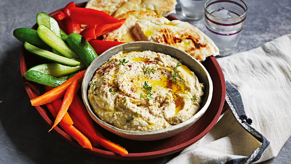 Curtis Stone's roasted garlic hommus