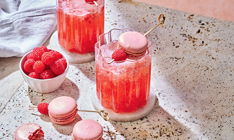 Raspberry macaron mocktails with macaron and raspberries