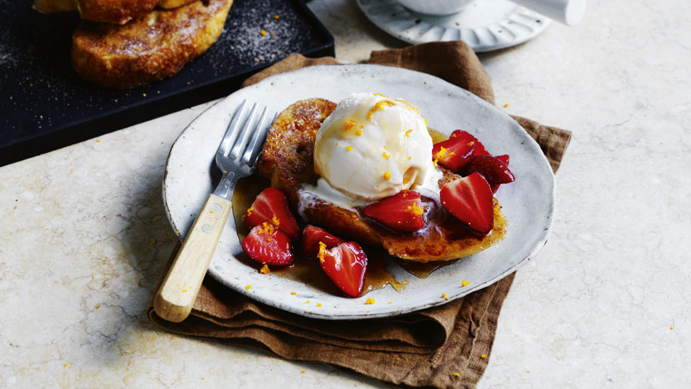 Pain perdu (French toast) with maple strawberries