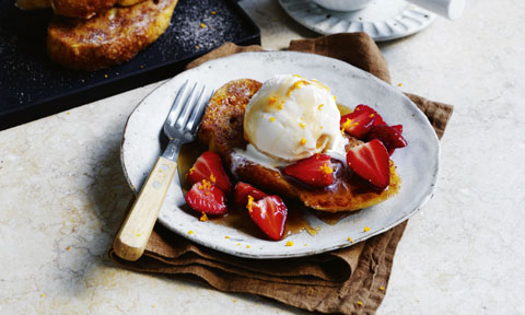 Pain perdu (French toast) with maple strawberries