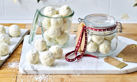 White Christmas rum balls