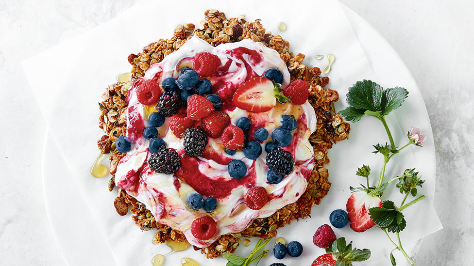 Berry and granola brekkie pizza