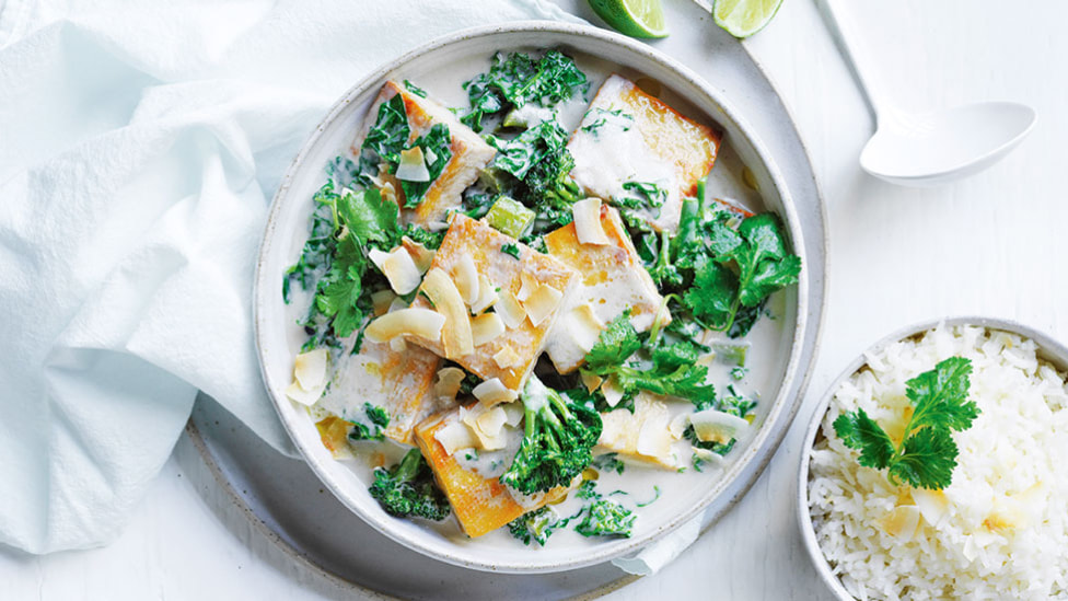 Tofu green curry with coconut flakes 