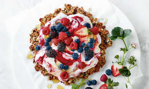 Berry and granola brekkie pizza