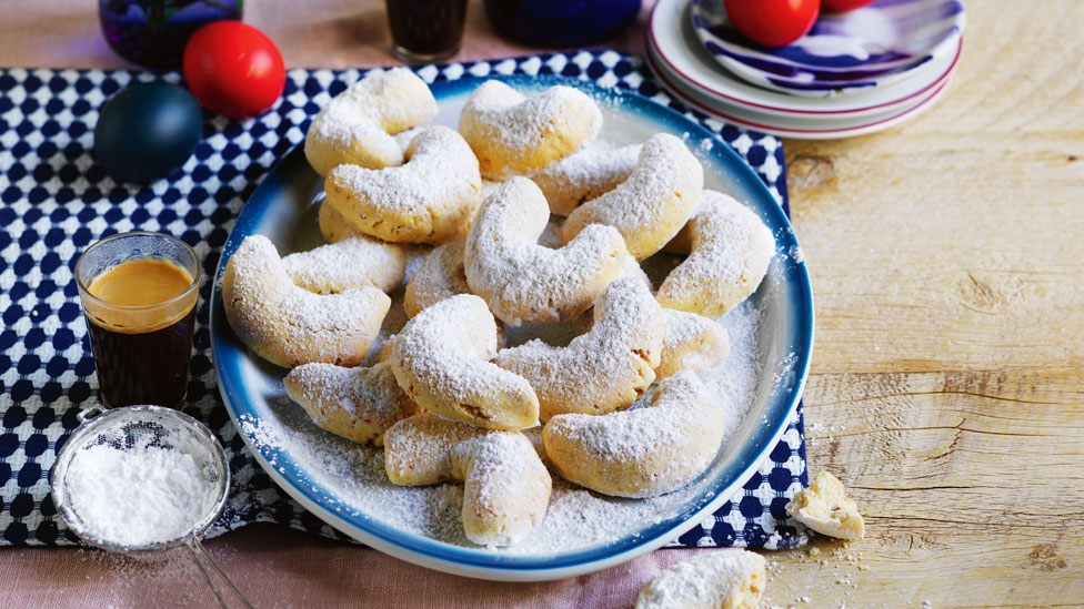 Kourambiethes (Greek almond shortbread) 