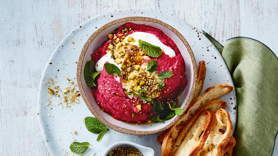 Beetroot hummus with five Turkish toasts