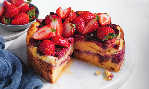 Choc-strawberry bread and butter pudding cake