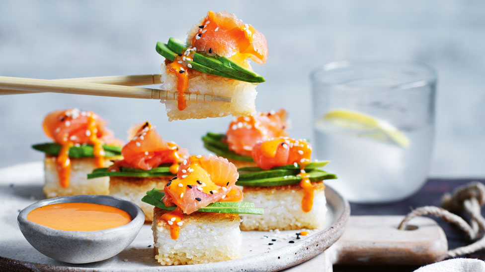 Crispy sushi bites with snoked salmon