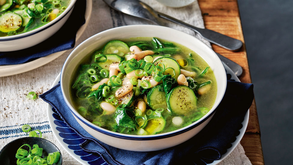 Quick green soup with beans