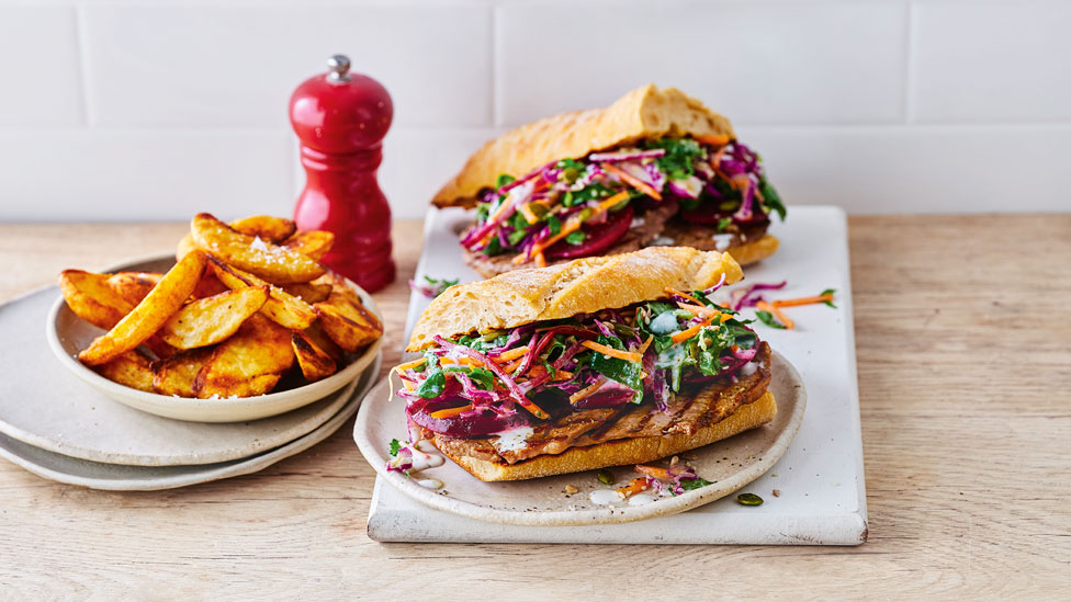 Steak sandwich with potato wedges