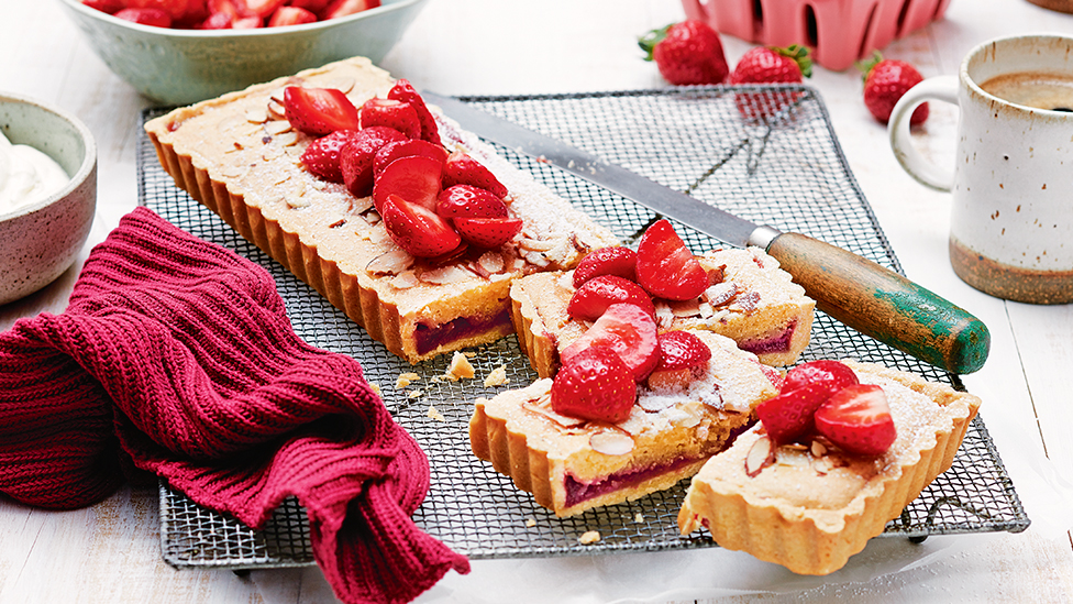 Almond tart with vanilla-rhubarb jam and fresh strawberries