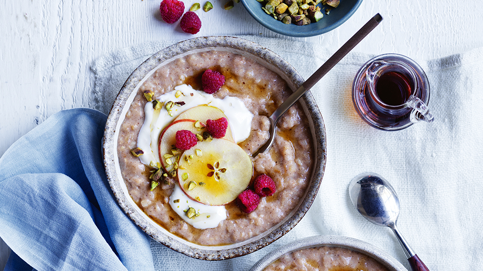 Apple and cinnamon slow cooker oats