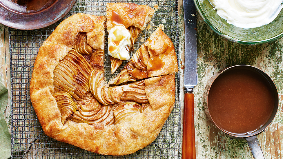 Apple-pear crostata with toffee sauce