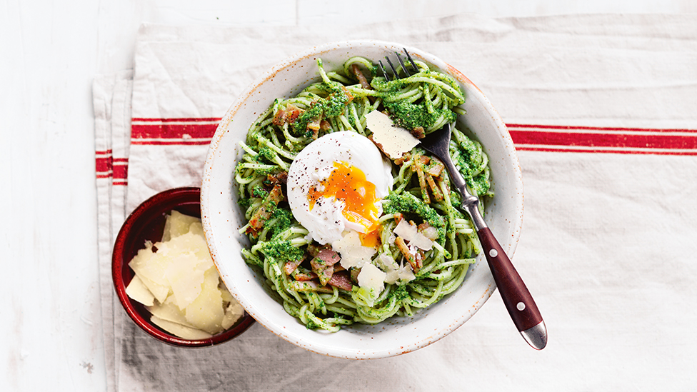 Bacon and egg pesto spaghetti