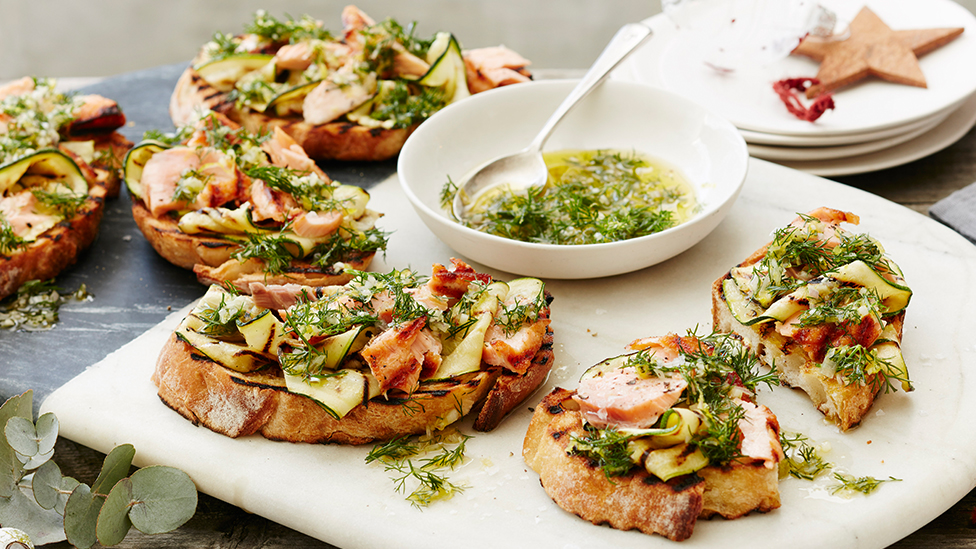 Barbecued salmon and zucchino bruscheta with dill-lemon sauce