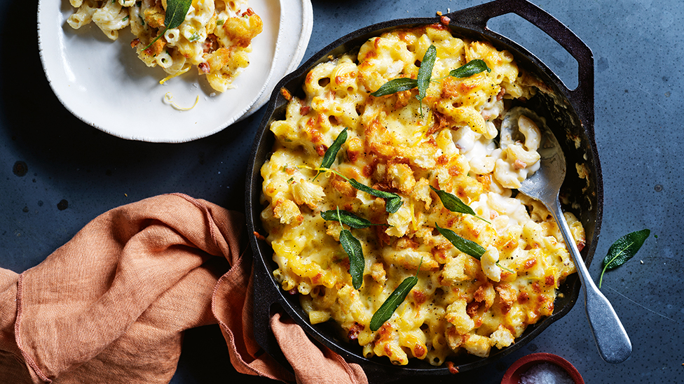 Beer and bacon mac 'n' cheese in a pan