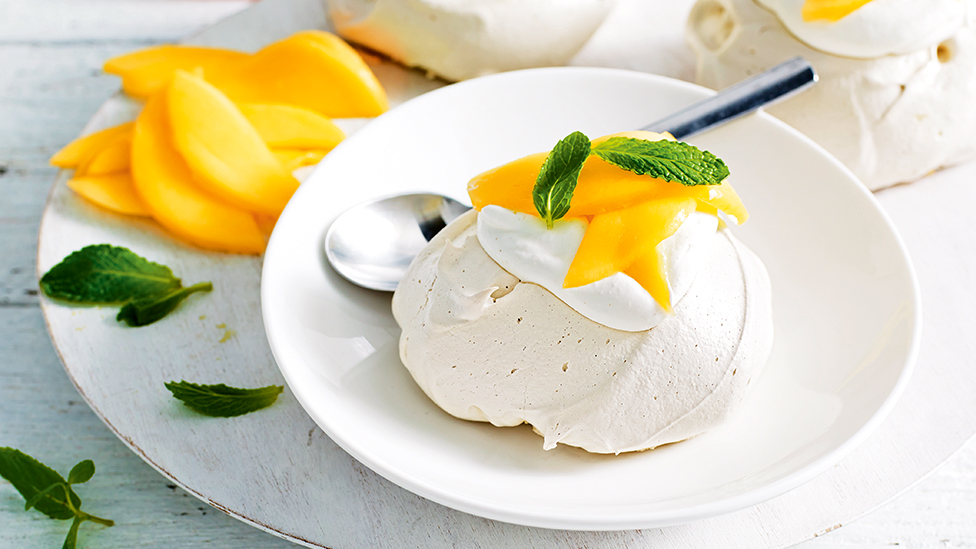 Brown sugar meringues with mango and mint