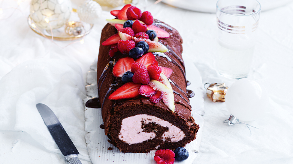 Chocolate roulade with raspberry cream