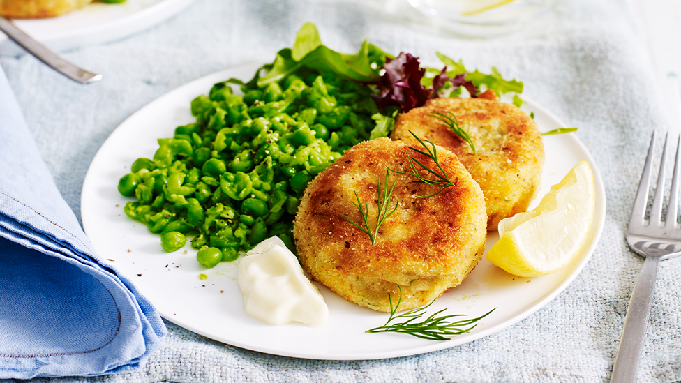 Fish cakes with smashed peas and lemon