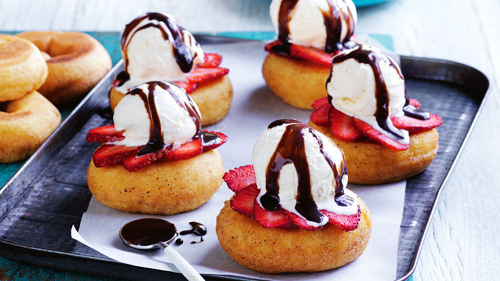 Grilled donuts with strawberries