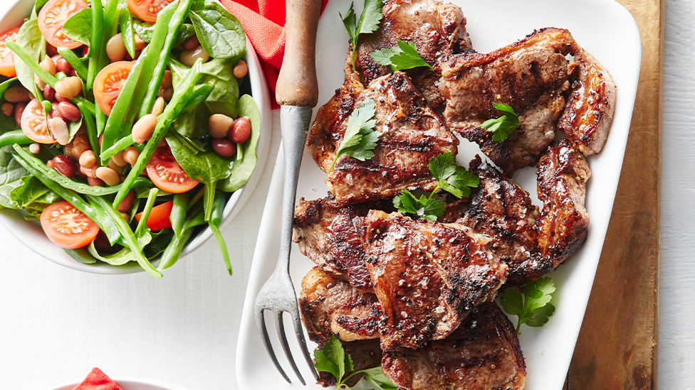 Grilled garlic and pepper lamb chops with mixed bean salad