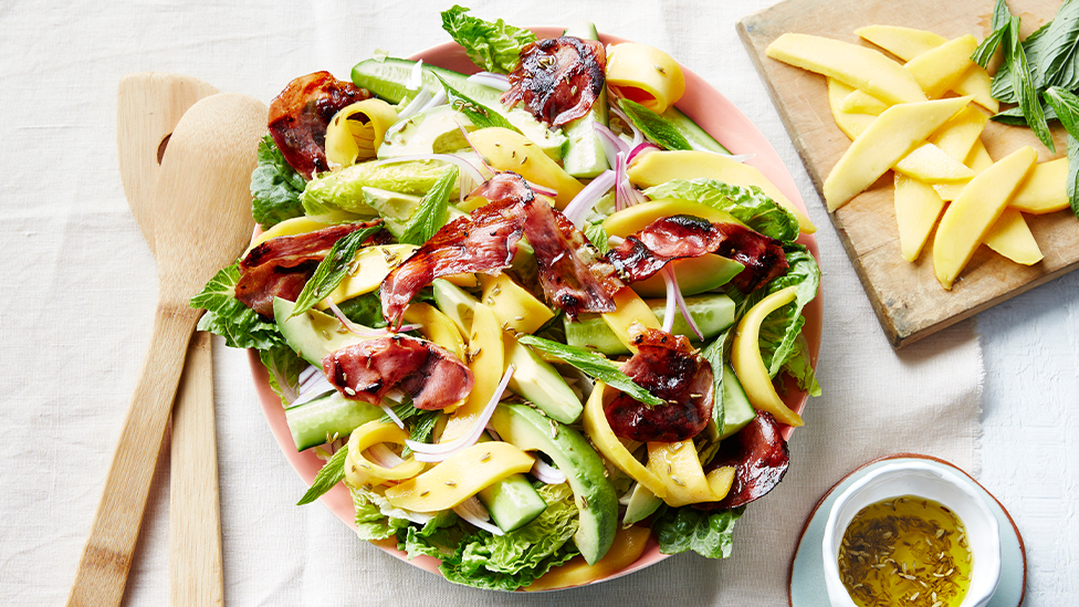 Mango and crispy prosciutto salad with fennel dressing